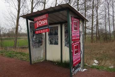 Iconographie - Abribus portant un panneau à vendre