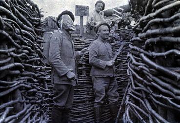 Iconographie - Chasseurs alpins avec masque à gaz dans la tranchée PC ouvrage A