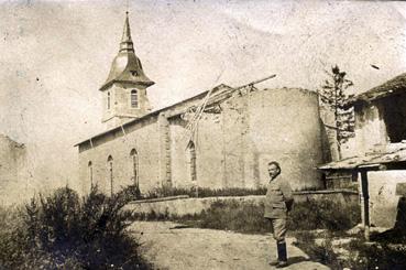 Iconographie - Chasseur alpin posant devant une chapelle détruite