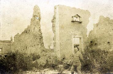 Iconographie - Chasseur alpin posant devant une ruine
