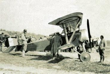 Iconographie - Un biplan Nieuport 17 entouré de Chasseurs alpins