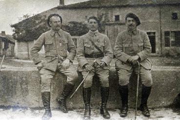 Iconographie - Chasseurs alpins assis sur une fontaine en Alsace