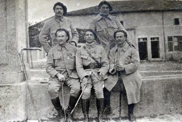 Iconographie - Chasseurs alpins assis sur une fontaine en Alsace