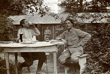 Iconographie - Chasseurs alpins attablés en Alsace