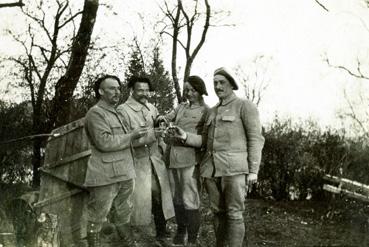 Iconographie - Chasseurs alpins trinquant en Alsace