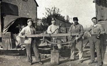 Iconographie - Soldats travaillant sur un essieu