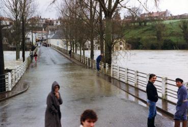 Iconographie - Crue de la Sèvre - L'eau au niveau du pont