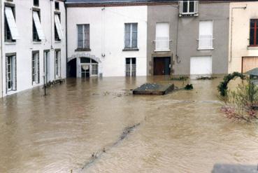 Iconographie - Crue de la Sèvre - Maisons inondées