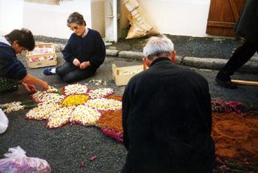 Iconographie - Fête-Dieu - Réalisation du chemin de fleurs