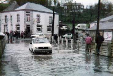 Iconographie - La Sèvre en crue - Passage d'une automobile sur le pont