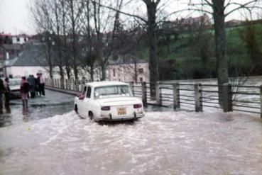 Iconographie - La Sèvre en crue - Passage d'une automobile sur le pont