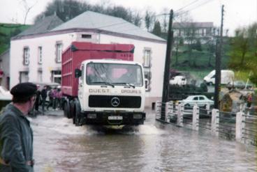 Iconographie - Crue de la Sèvre - Camion de répurgation sur le pont