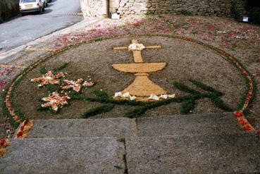 Iconographie - Fête-Dieu - Fleurissement du parvis de l'église