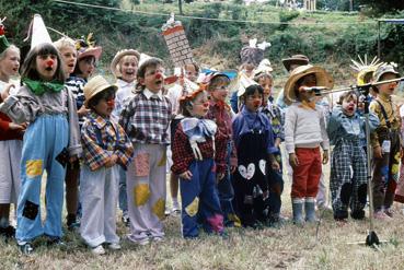 Iconographie - Kermesse des écoles en juillet - Enfants déguisés