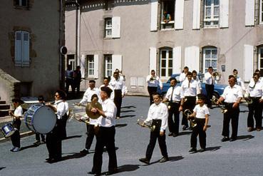 Iconographie - Kermesse des écoles en juillet - La fanfare