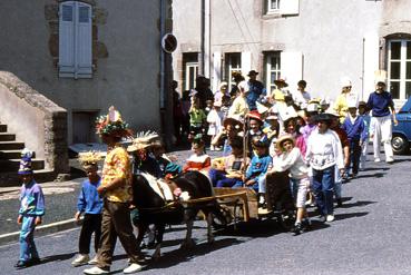 Iconographie - Kermesse des écoles en juillet - Défilé des enfants costumés