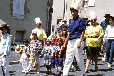 Iconographie - Kermesse des écoles en juillet - Défilé des enfants costumés