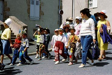 Iconographie - Kermesse des écoles en juillet - Défilé des enfants costumés