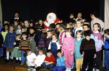 Iconographie - Fête de Noël - Le père Noël et les enfants