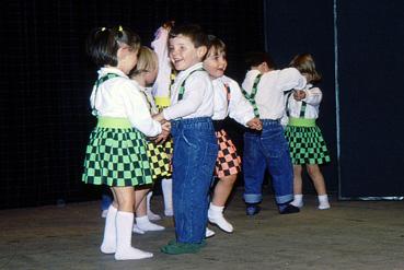 Iconographie - Fête de Noël - Les enfants dansant