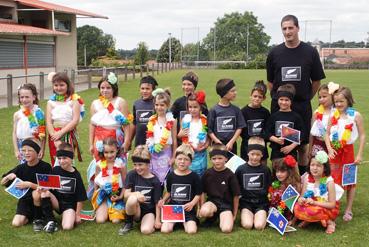 Iconographie - Kermesse - Fillettes costumées et les All Blacks