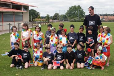 Iconographie - Kermesse - Fillettes costumées et les All Blacks