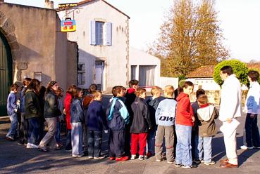 Iconographie - Visite de Mallièvre le 22 avril - Les écoliers et le conférencier