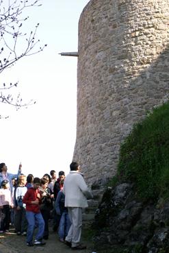 Iconographie - Visite de Mallièvre le 22 avril - Ecoliers près d'une tour du château