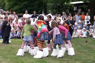 Iconographie - Kermesse - Enfants costumés en spectacle