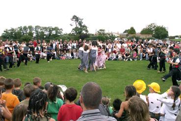 Iconographie - Kermesse - Le groupe Santiano en danse