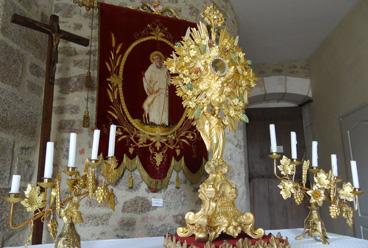 Iconographie - L'ostensoir de l'église et la bannière