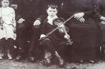 Iconographie - René Vendé tenant le violon de son père