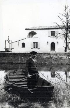 Iconographie - Albert Mary dans une toue devant la maison Guerlain