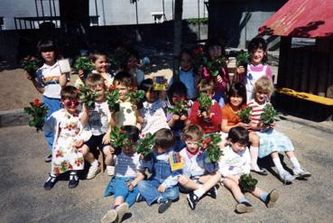 Iconographie - Remise de plants de fleurs par la municipalité