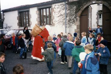 Iconographie - Le père Noël devant l'école