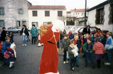 Iconographie - Le père Noël devant l'école