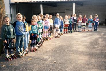 Iconographie - Les CE prêts pour la séance des patins à roulettes