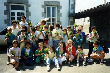 Iconographie - Remise de plants de fleurs par la municipalité