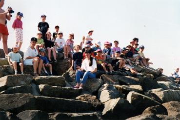 Iconographie - Classe de découverte à Noirmoutier - Pose sur les rochers à l'entrée du Gois