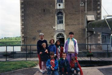 Iconographie - Classe fluviale en mai - Pose devant un moulin