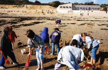 Iconographie - Classe de mer à Bourgenay - Jeux sur la plage