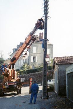 Iconographie - Le réseau électrique et téléphonique aérien