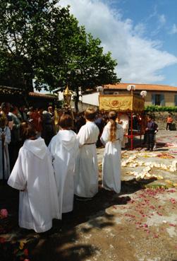 Iconographie - Fête-Dieu - Les enfants de choeur et le dais