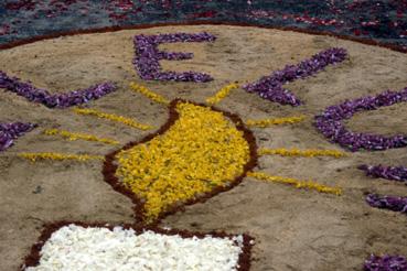 Iconographie - Fête-Dieu - Décors de fleurs sur le parvis