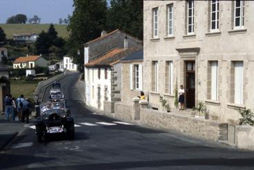 Iconographie - Passage d'un rassemblement de Bugatti