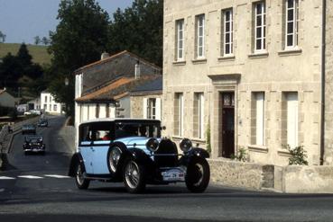 Iconographie - Passage d'un rassemblement de Bugatti