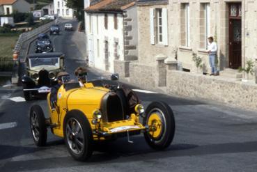 Iconographie - Passage d'un rassemblement de Bugatti