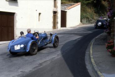 Iconographie - Passage d'un rassemblement de Bugatti