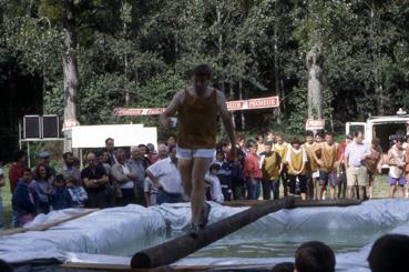 Iconographie - Fête du 14 juillet - Passage au dessus d'un bassin