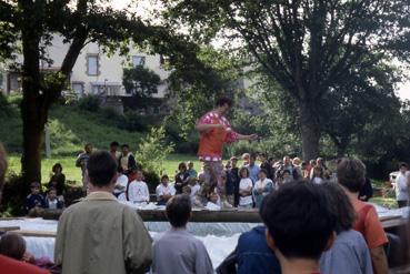 Iconographie - Fête du 14 juillet - Passage au dessus d'un bassin